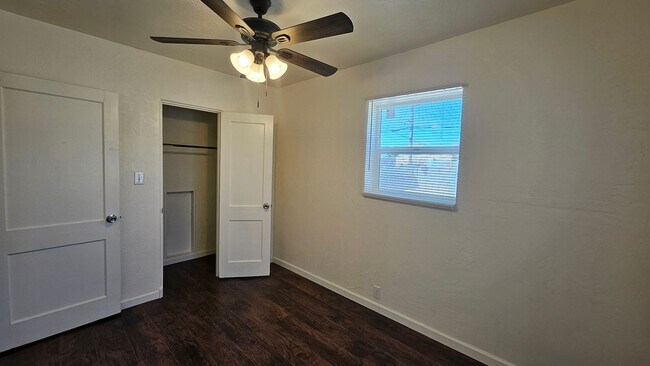 Building Photo - 2 Bed WITH OFFICE 1 Bath AND WASHER/DRYER HOOK UP!