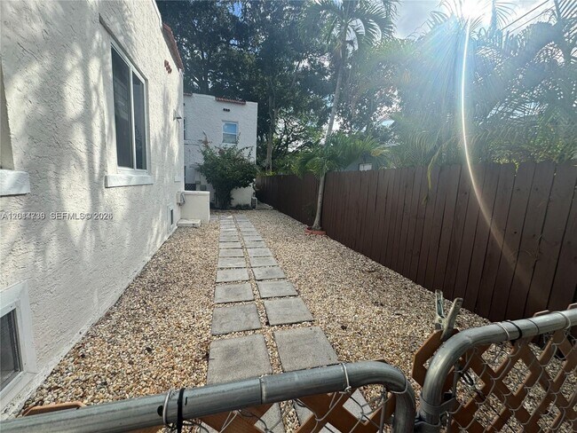 Building Photo - 536 NE 69th St