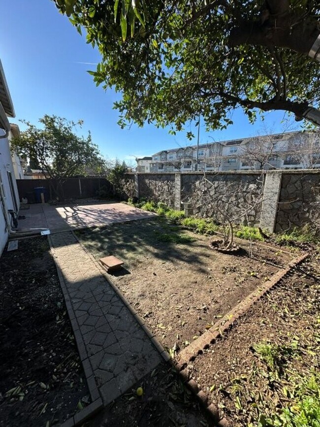 Building Photo - Nor Cal Realty, Inc. - 3 Bedroom 2  Bath with 2 car garage