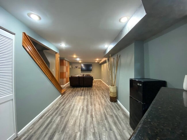 Building Photo - 419 E Oakwood Blvd