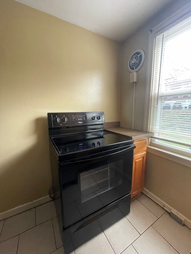 Building Photo - 3 Bedroom Single Family Home in Harrisburg!