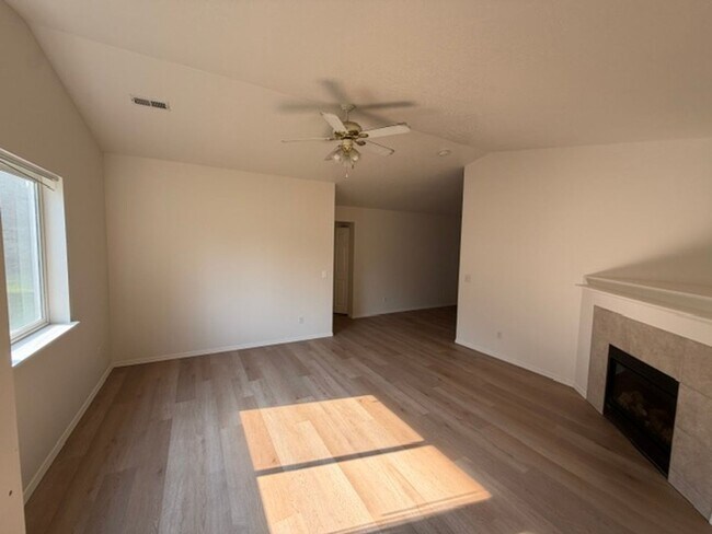 Building Photo - 104-108 E Jadynn Ct