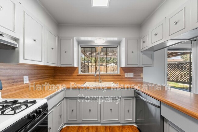 Building Photo - 303 Marquis Ln