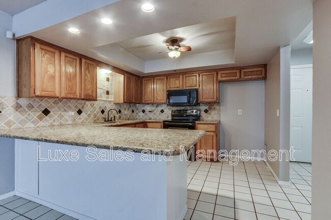 Building Photo - 13813 Fairhill Ave