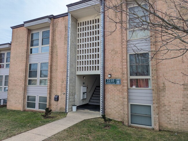 Primary Photo - Beautifully maintained second floor condo ...