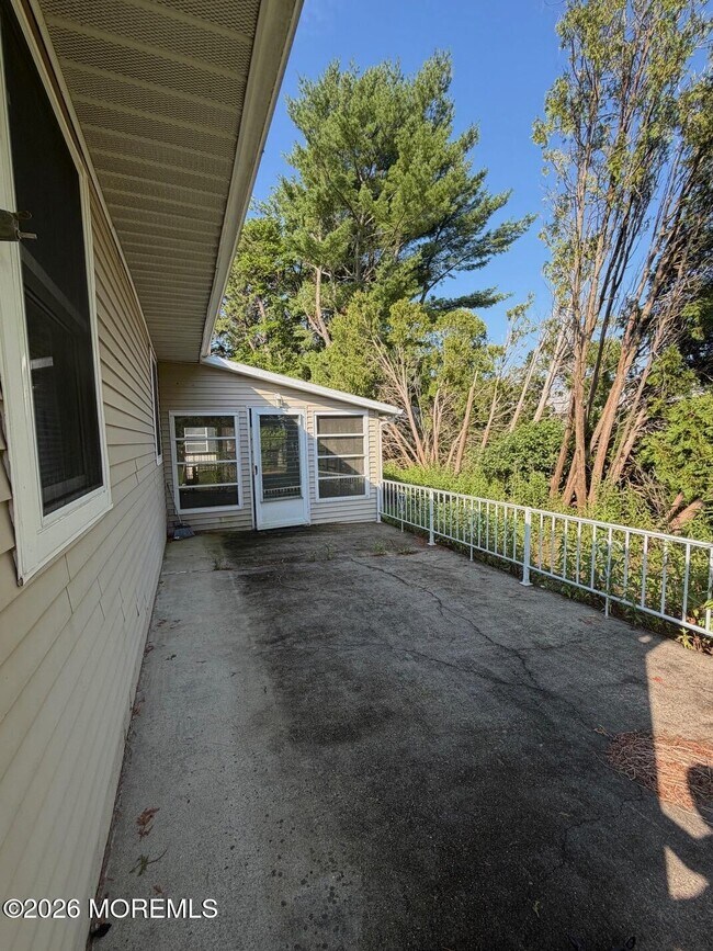 Building Photo - 15 St Tropez Ct
