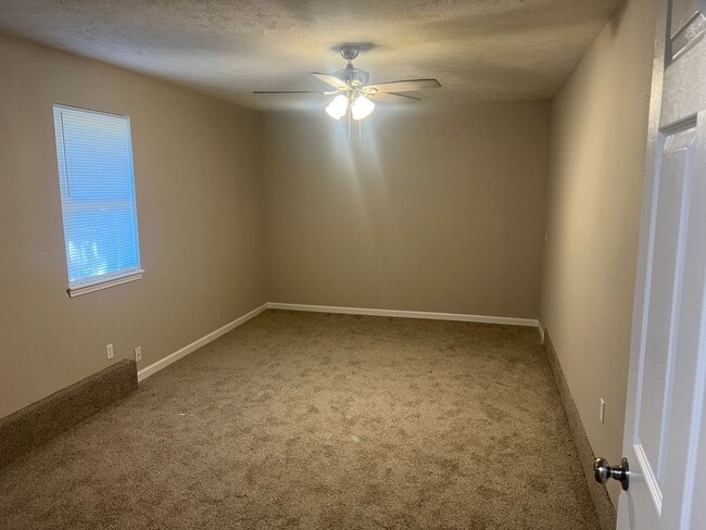 Building Photo - 3 Bedroom 1 bath