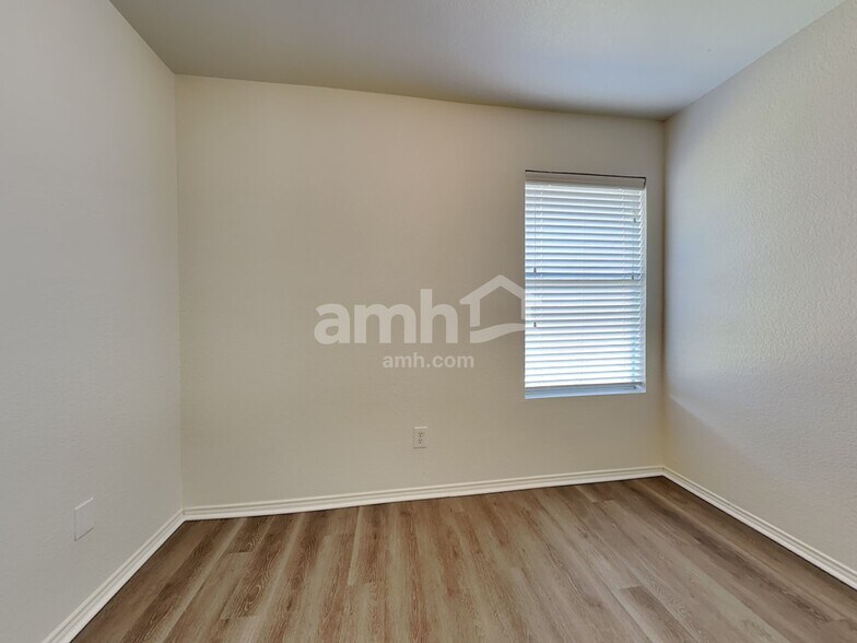 Building Photo - 1995 Kickapoo Trl