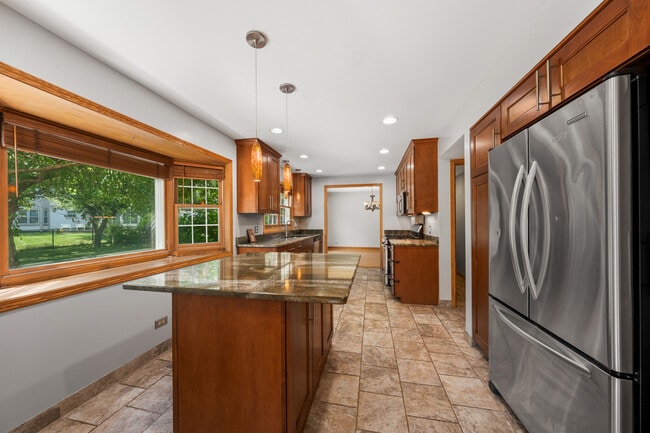 Building Photo - 104 S Knollwood Dr