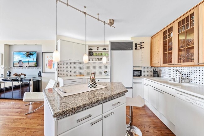 Building Photo - 2555 Collins Ave