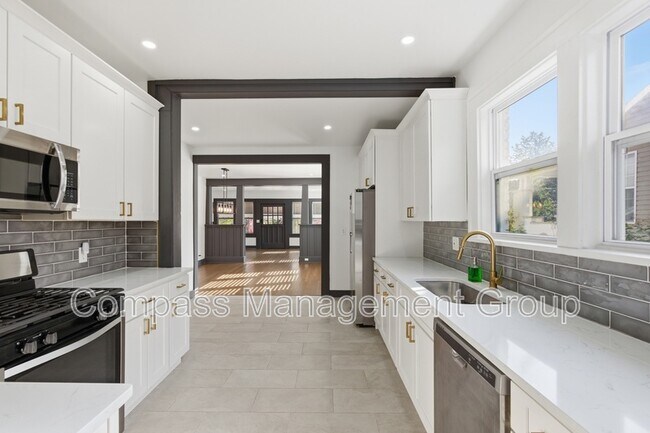 Building Photo - 3227 E 5th Ave