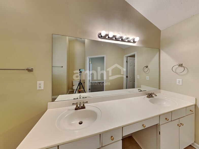 Building Photo - 7102 Independence Dr