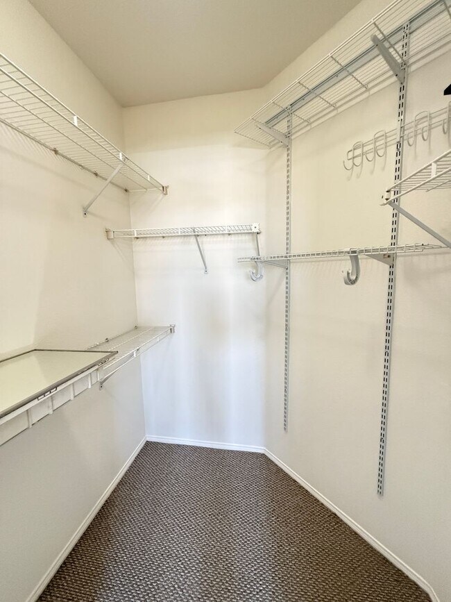 Building Photo - Great 2 bedroom unit upstairs nobody above you!