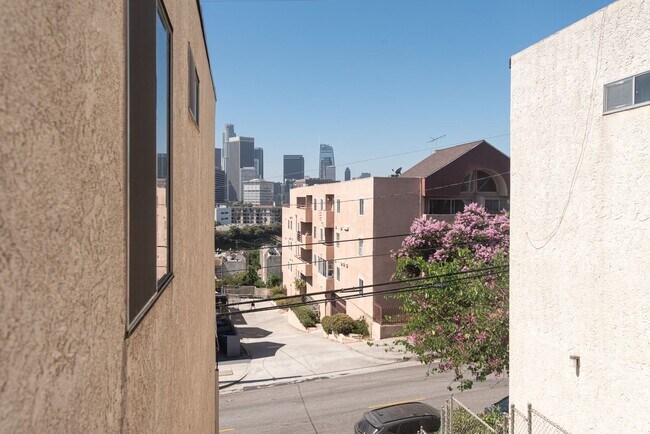 Building Photo - 911 W College St