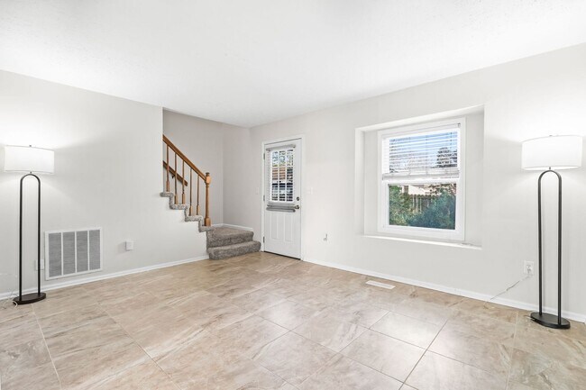 Building Photo - Reduced Rent for Any Lease Signed in Feb!! 8 Blocks to the Beach!!