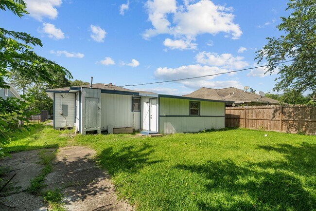 Building Photo - Charming 5- Bedroom Home in the Heart of T...