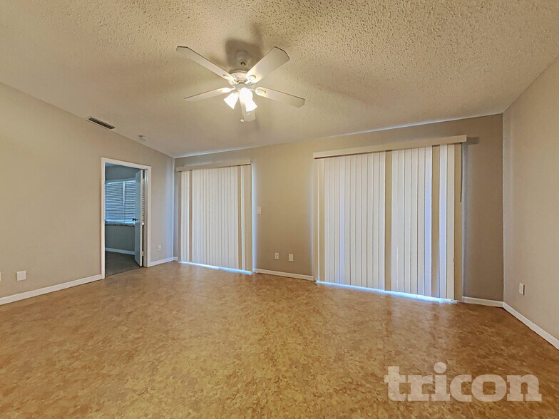 Building Photo - 1009 Jamaica Way