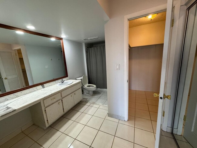 Building Photo - 2 Bed 2 Bath Condo Just Steps From The Oce...