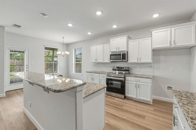 Building Photo - 301 Serpentine Ln