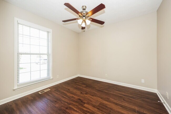 Building Photo - 1204 Red Oak Ct