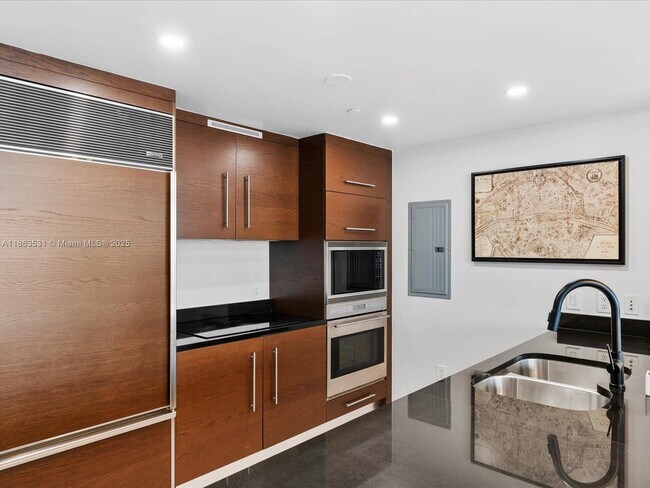 Building Photo - 465 Brickell Ave