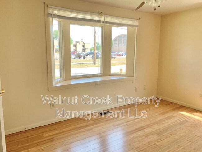 Building Photo - 215 W Lorain St