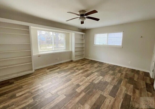 Building Photo - 443 Bayou View Dr