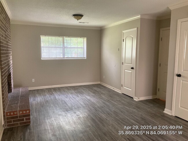 Building Photo - 3 Bedroom / 2.5 Bath House Available Now