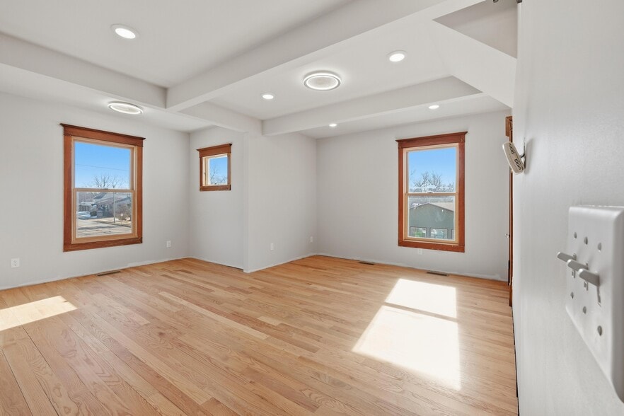 Building Photo - 808 W Main St