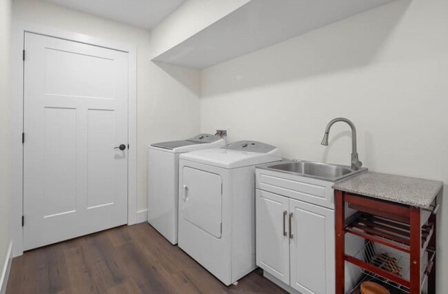 Building Photo - Stunning luxury rental!