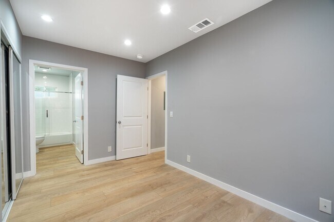 Building Photo - 1049 W 62nd St