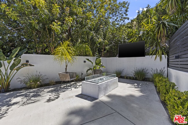 Building Photo - 1745 San Ysidro Dr