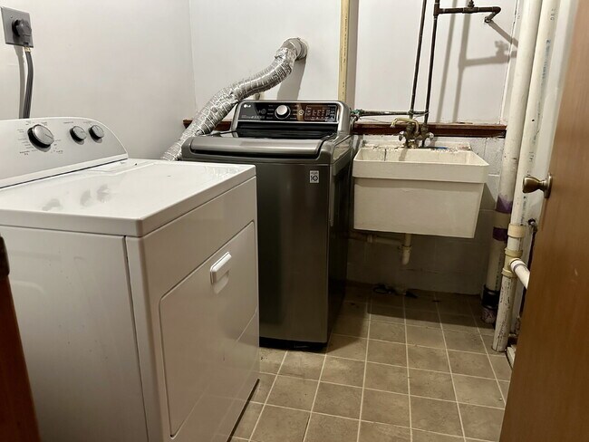 Building Photo - You've found it. This spacious 4-bedroom, 2-bathroom gem in Duluth's Kenwood neighborhood has a l...