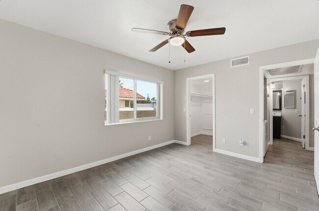 Building Photo - Central Phoenix Gem! Private Patio, Gated, Pool + Underground Parking