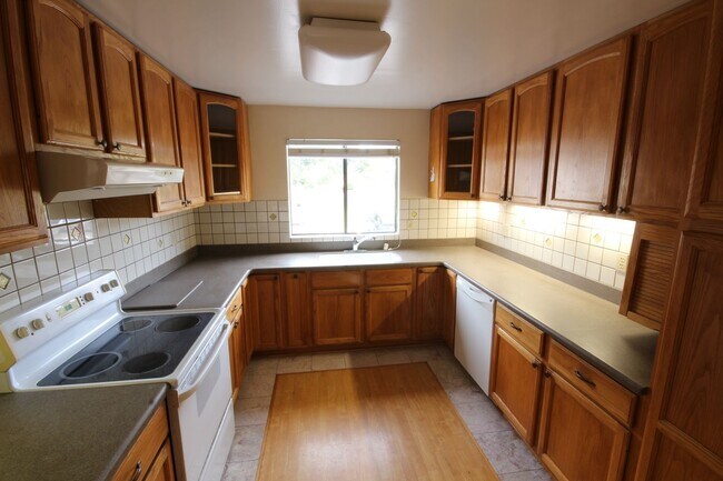 Building Photo - Super Spacious 2-Bedroom 2.5-Bathroom La Jolla UTC Townhome with 2-car garage