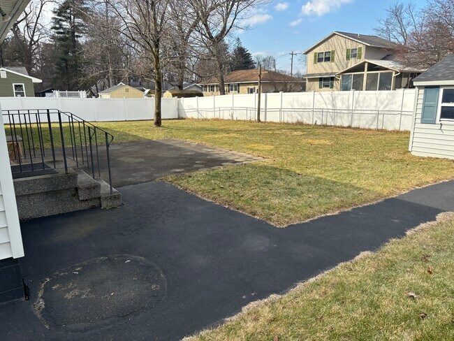 Building Photo - 8 Sebring Ave