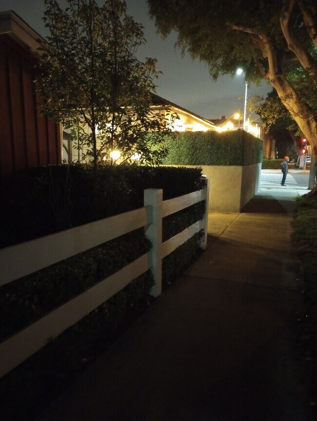 Building Photo - 4374 Overland Ave