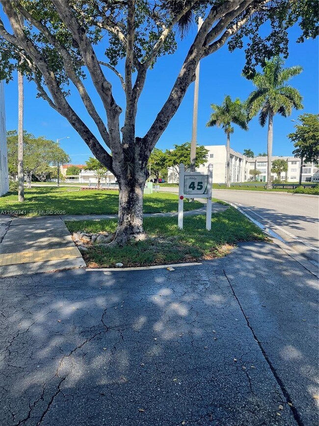 Building Photo - 8515 Sunrise Lakes Blvd