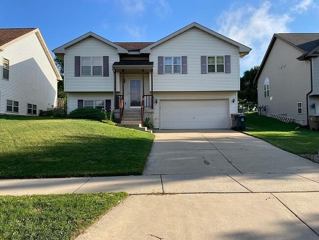 Building Photo - 6921 Village Park Dr