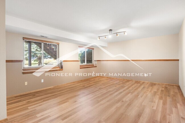 Building Photo - Beautiful 4 bedroom home with Stunning Col...