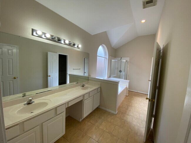 Master Bathroom - 16534 Wheatfield Dr