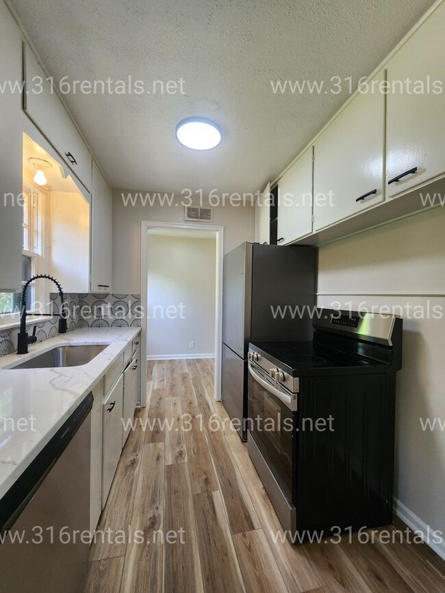 Building Photo - $1,250 - 3 bed 1 bath - Newly Renovated Si...