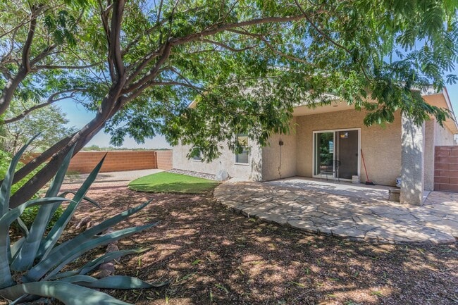 Building Photo - Spacious 4 Bedroom Home