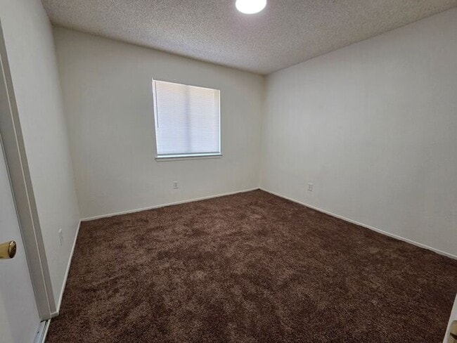 Building Photo - New Listing!