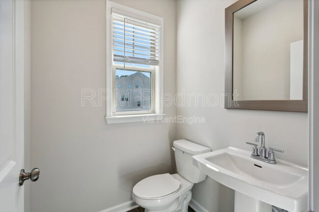 Building Photo - 1604 Halbrook Pl SW