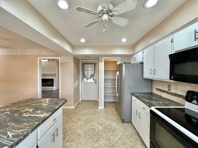 Building Photo - New flooring and paint!