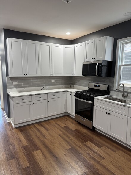 Building Photo - 2309 W 47th Pl