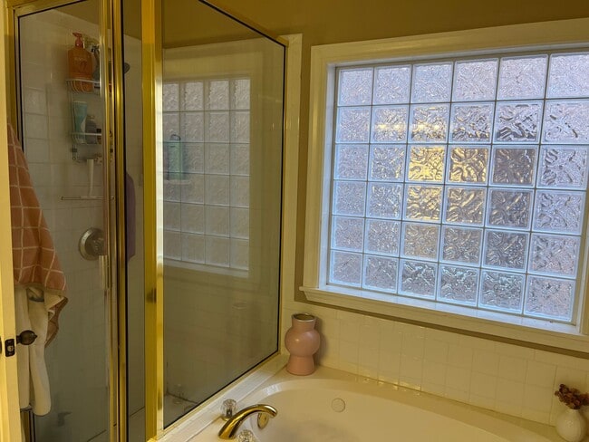 Building Photo - 6 Bedroom Pierce Ave