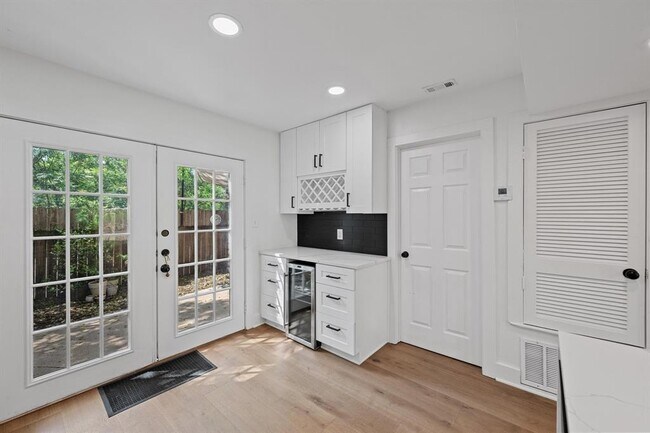 Building Photo - 6411 Chimney Creek Cir