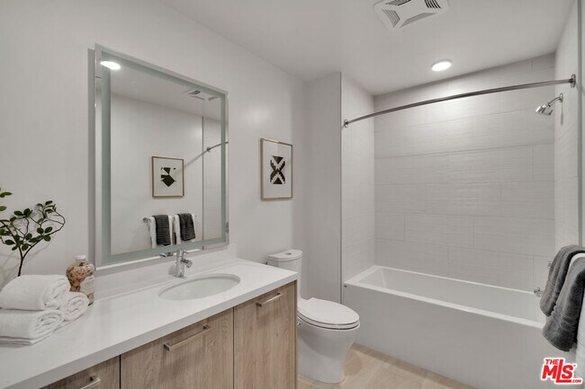 Building Photo - 2801 Sunset Pl